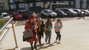 Imagem de Começou julgamento das 4 funcionárias acusadas de maus-tratos na creche de Rabo de Peixe