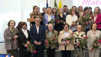 Imagem de Foram homenageadas 46 mulheres das 24 freguesias de Ponta Delgada
