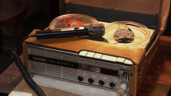 Imagem de Escutas do 25 de Abril: Emissão de 4 horas do dia da revolução está a rodar nos Açores