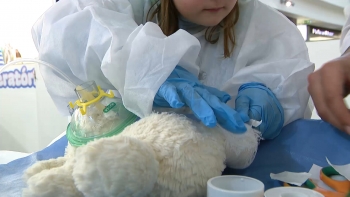 Imagem de Hospital dos Bonequinhos pretende que crianças percam o “medo da bata branca”