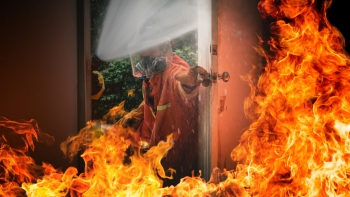 Imagem de Incêndio no centro de Ponta Delgada deixa família de cinco pessoas desalojada