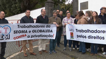 Imagem de Trabalhadores do Grupo EDA protestam na rua