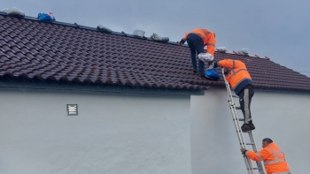 Imagem de Mau tempo: Vento intenso provoca danos em casas e empresas na Madalena na ilha do Pico