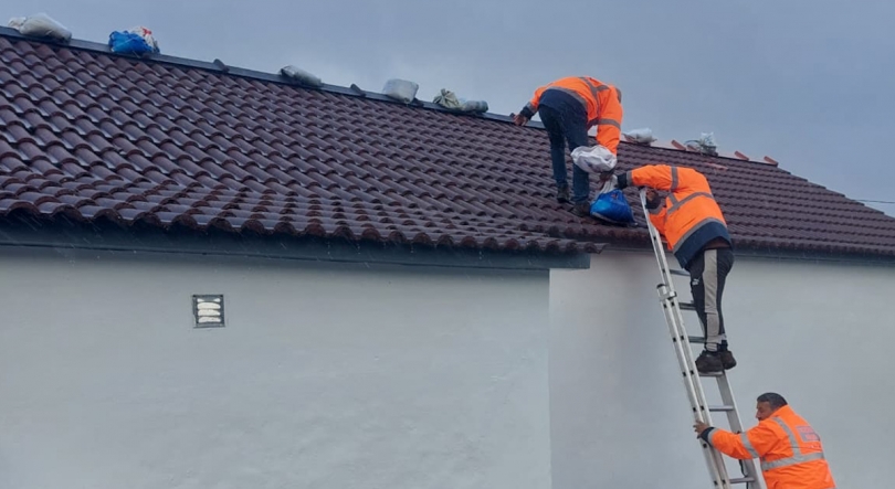 Imagem de Mau tempo: Vento intenso provoca danos em casas e empresas na Madalena na ilha do Pico