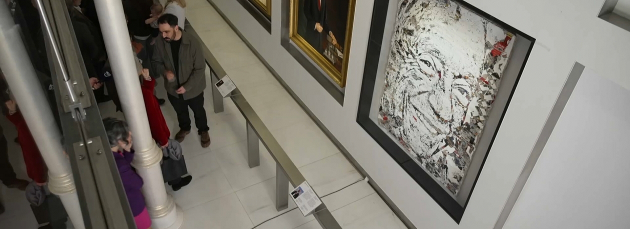 Imagem de Pantónio e João Amado com obras expostas nas paredes da Sala do Conselho de Estado