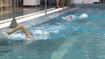 Imagem de Sofia Fonseca e André Ponte arrecadaram medalhas de ouro no Campeonato Nacional de Natação Adaptada