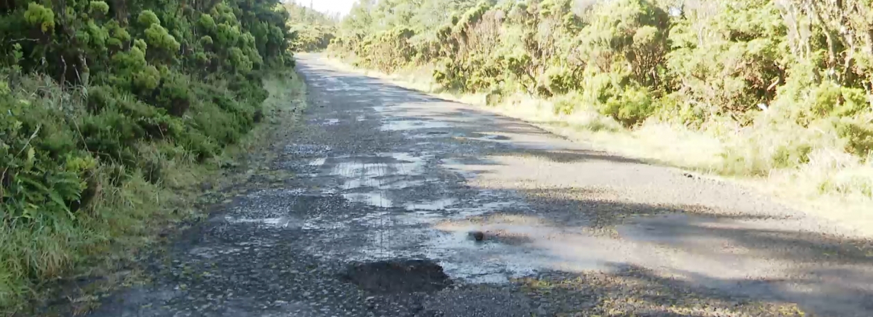 Imagem de Taxistas da ilha do Pico exigem reabilitação total da estrada que dá acesso à montanha