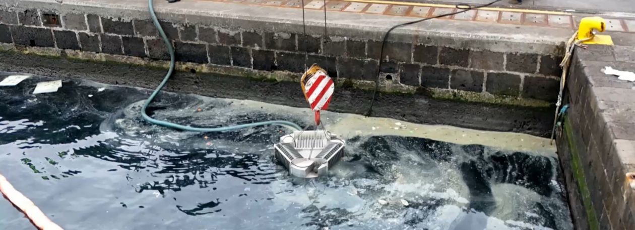 Imagem de Mancha de poluição de origem desconhecida detetada no porto da Horta