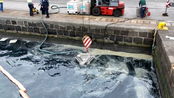 Imagem de Mancha de poluição de origem desconhecida detetada no porto da Horta