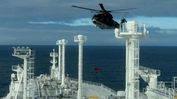Imagem de Emergência no Atlântico: Tripulante polaco resgatado e transportado para ilha Terceira