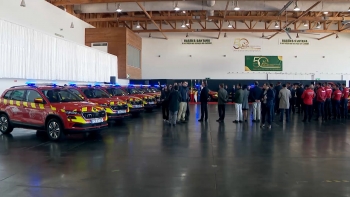 Imagem de Governo entrega 19 viaturas de comando aos Bombeiros e Proteção Civil