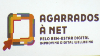 Imagem de Agarrados à Net: Parentalidade digital positiva na Praia da Vitória