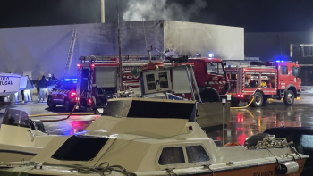 Imagem de Incêndio esta madrugada no porto da Ribeira Quente destruiu casas de aprestos