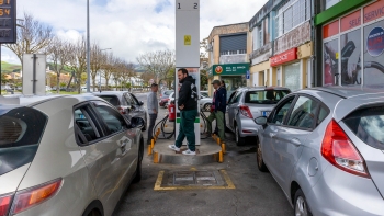 Imagem de Corrida aos postos de abastecimento de combustível nos Açores