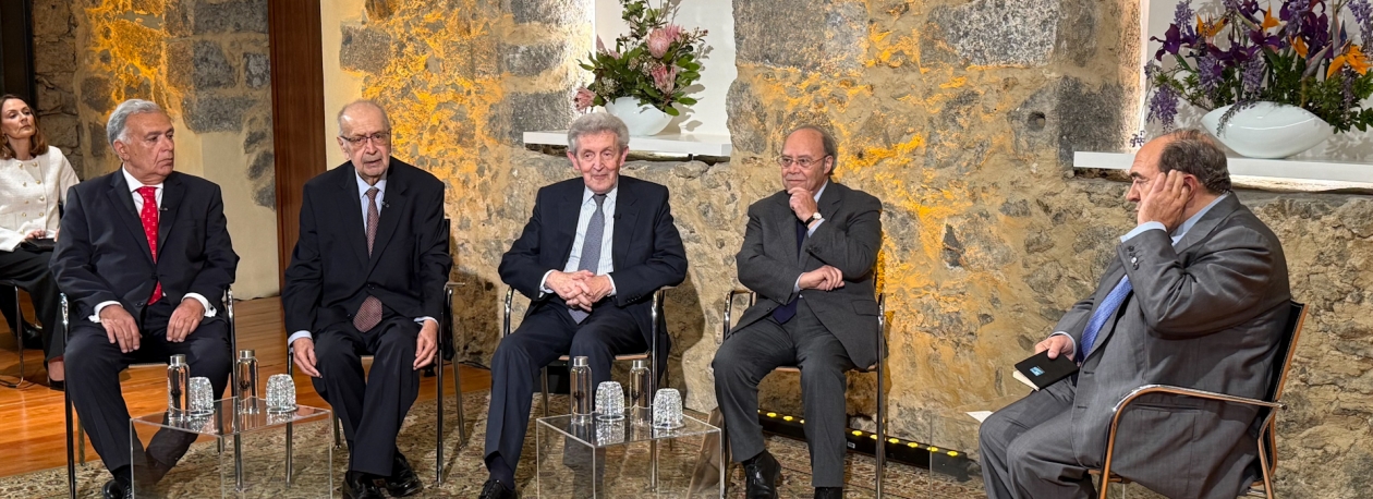 Imagem de Deputados da Constituinte juntos em Ponta Delgada