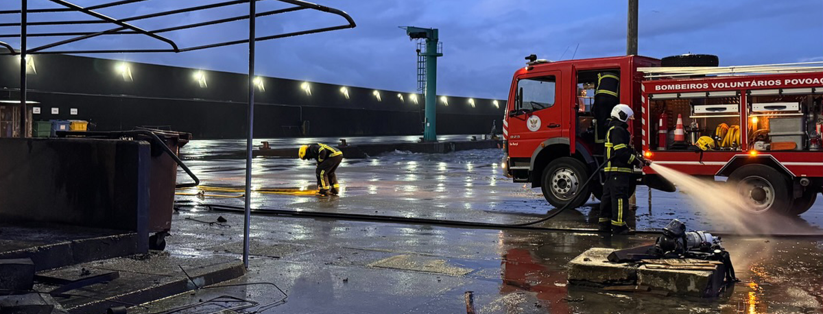 Imagem de Incêndio destrói casas de aprestos na Ribeira Quente e faz um ferido