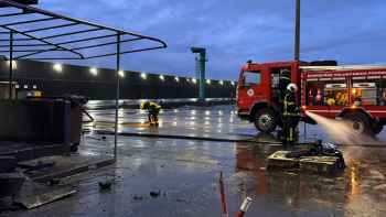 Imagem de Incêndio destrói casas de aprestos na Ribeira Quente e faz um ferido