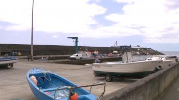 Imagem de Incêndio esta madrugada no porto da Ribeira Quente destruiu casas de aprestos
