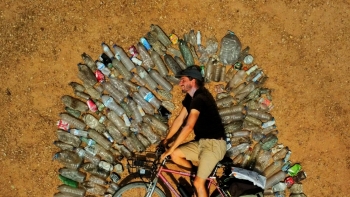 Imagem de The Trash Traveler percorre 1000 km a pé pelos Açores para aprender com comunidades costeiras