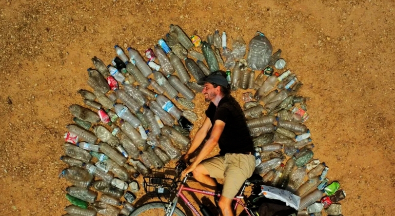 Imagem de The Trash Traveler percorre 1000 km a pé pelos Açores para aprender com comunidades costeiras