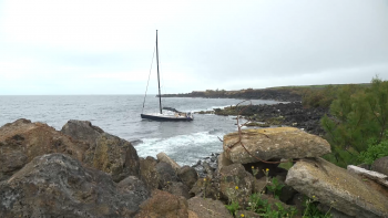 Imagem de Veleiro encalhou na Terceira depois de mais de 10 dias à deriva