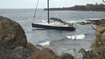 Imagem de Veleiro de bandeira francesa encalhado desde sábado no Porto Martins