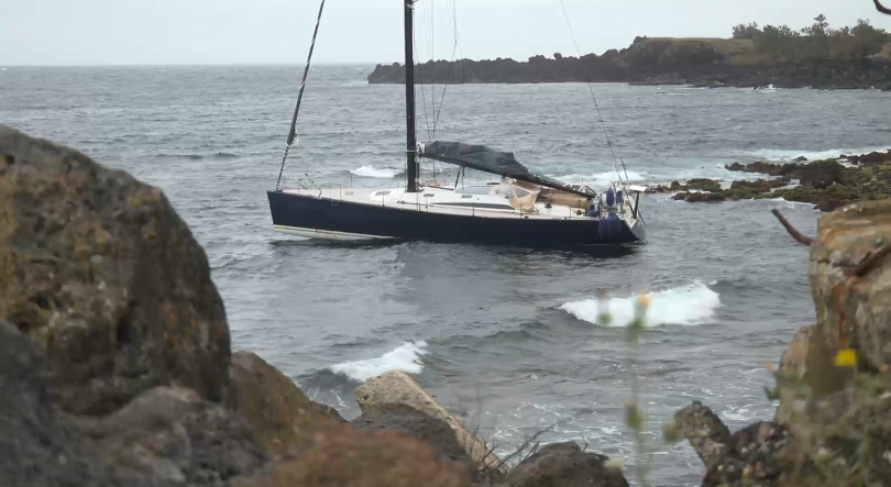 Imagem de Veleiro de bandeira francesa encalhado desde sábado no Porto Martins