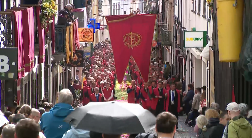 Imagem de Procissão do Senhor Santo Cristo acompanhada por milhares de fiéis