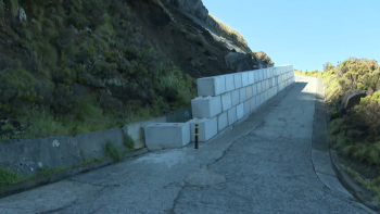 Acesso à Ferraria: Construído muro de blocos de betão