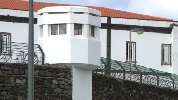 Imagem de Fuga da cadeia de Ponta Delgada: 3 reclusos tentaram fugir e um conseguiu sair