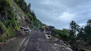Imagem de Sismo provocou derrocada na via de acesso à Fajã dos Cubres, estrada já foi desobstruída