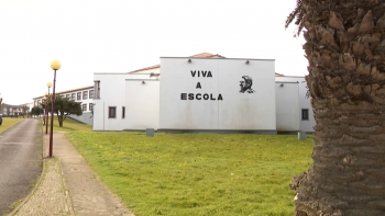 Imagem de Associação de Pais preocupada com degradação da Escola Vitorino Nemésio