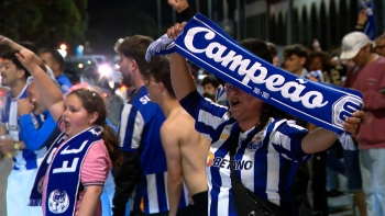 Imagem de Centenas de adeptos festejaram título do FC Porto nas Portas da Cidade