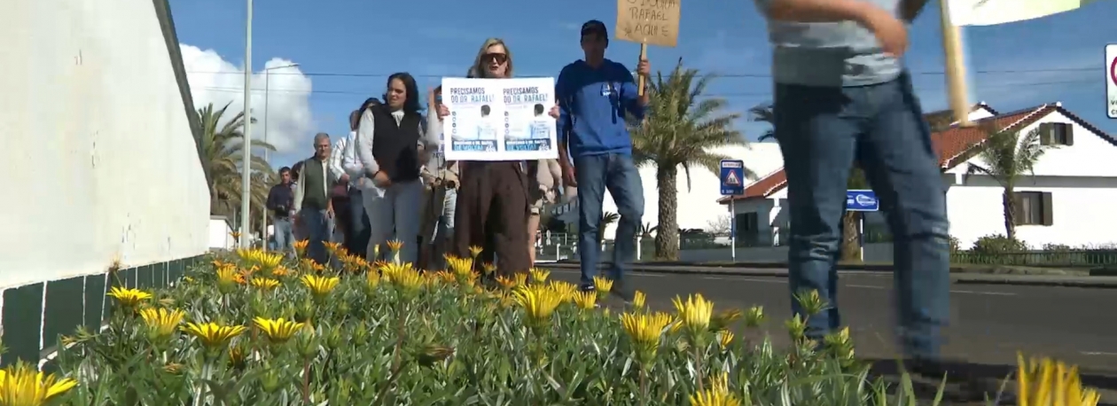 Imagem de Dezenas de pessoas manifestam apoio ao médico Rafael Macedo em Santa Maria