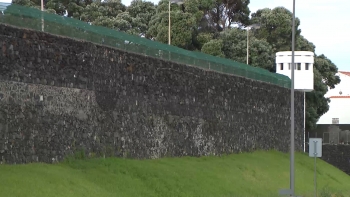Imagem de Recluso foge da cadeia de Ponta Delgada, mas já foi capturado