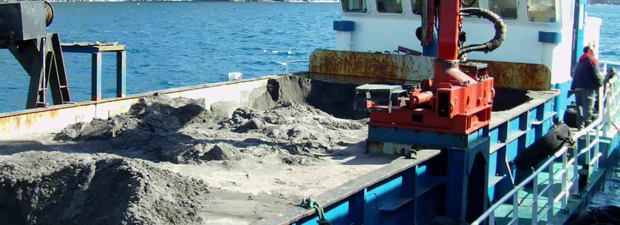 Imagem de Avaria na draga leva à falta de areia para construção no Faial e Pico