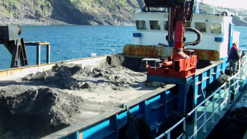 Imagem de Avaria na draga leva à falta de areia para construção no Faial e Pico