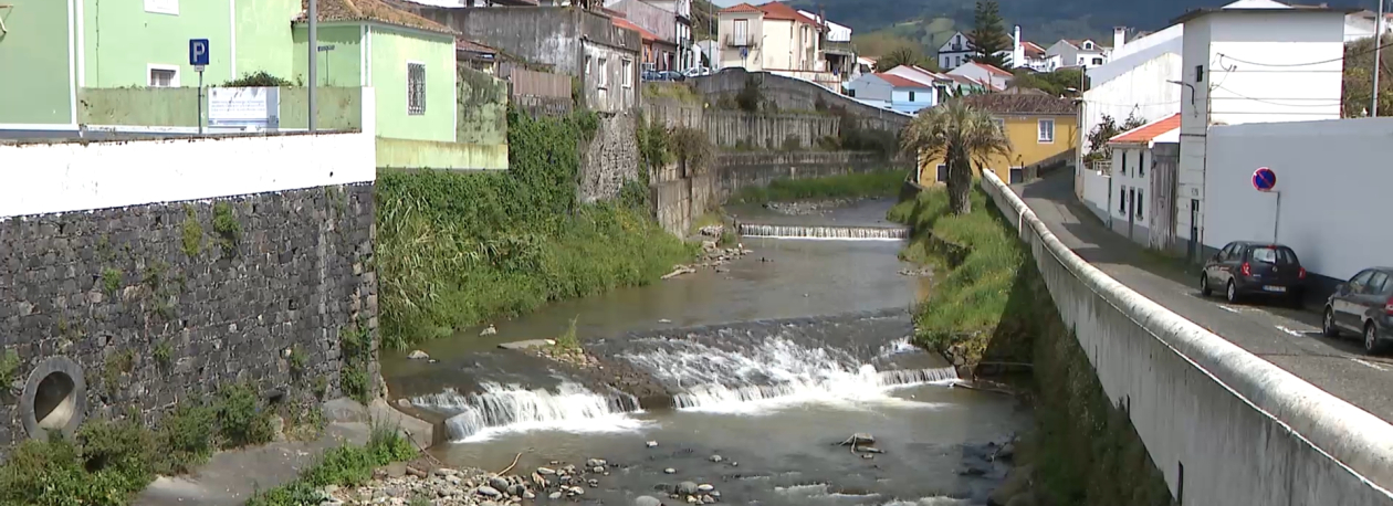 Imagem de Nova descarga ilegal na ribeira da Ribeira Grande