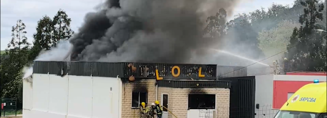 Imagem de Incêndio destrói Talho Galo em Angra do Heroísmo