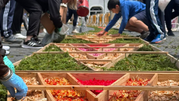 Imagem de Festas do Senhor Santo Cristo: Fiéis preparam tapetes com centenas de flores para Mudança da Imagem