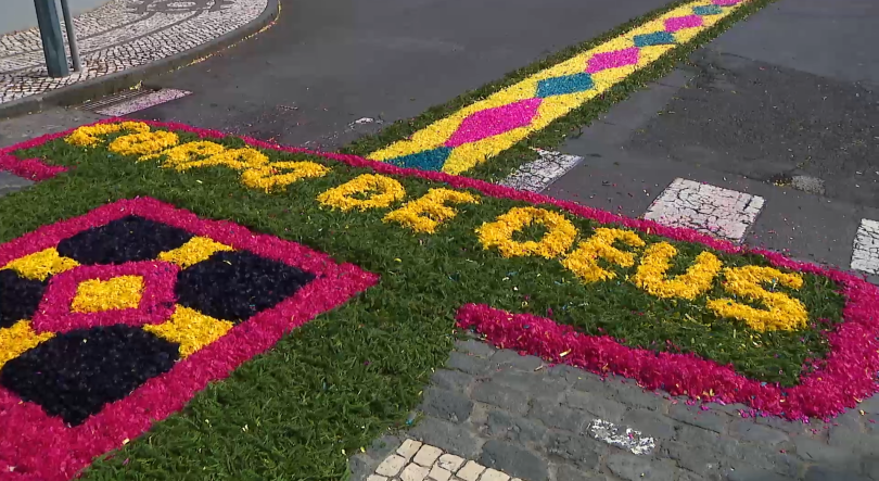 Imagem de Tapetes de flores atraem visitantes à festa do Corpo de Deus na Povoação