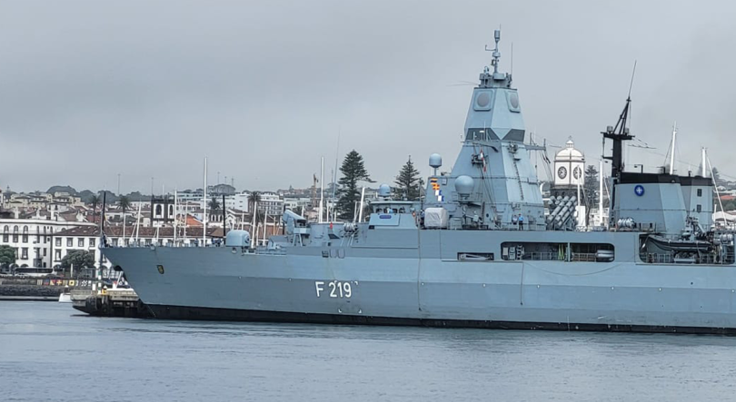 Navios de força multinacional da NATO atracados em Ponta Delgada