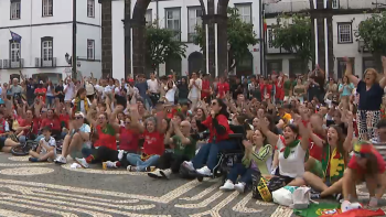 Portugal vs. Congo: Dezenas de adeptos assistiram ao jogo nas Portas da Cidade em Ponta Delgada