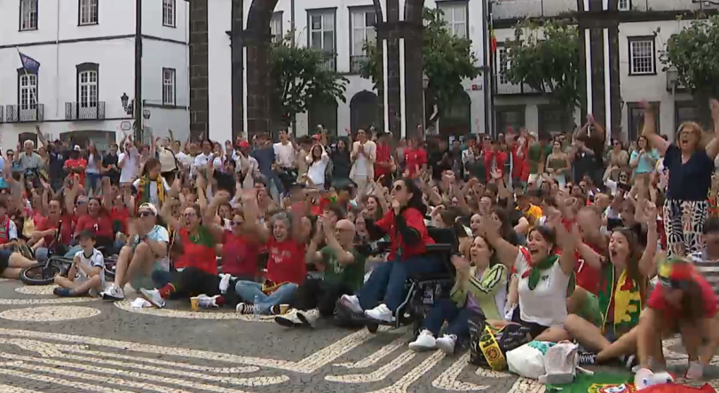 Imagem de Portugal vs. Congo: Dezenas de adeptos assistiram ao jogo nas Portas da Cidade em Ponta Delgada