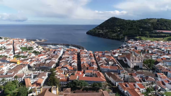 Mancha na baía de Angra causa cheiro nauseabundo na cidade