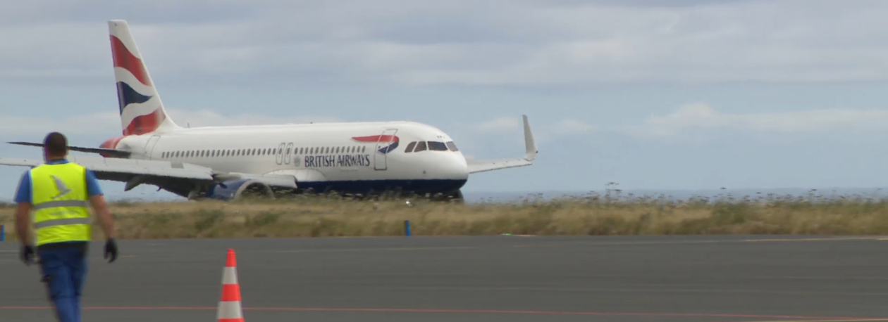 Imagem de Passageiros de voos internacionais retidos no Aeroporto de Ponta Delgada queixam-se de falta de informação