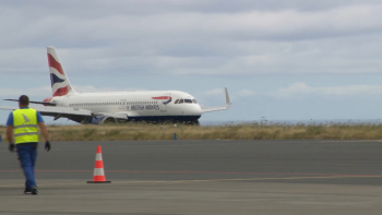 Passageiros de voos internacionais retidos no Aeroporto de Ponta Delgada queixam-se de falta de informação