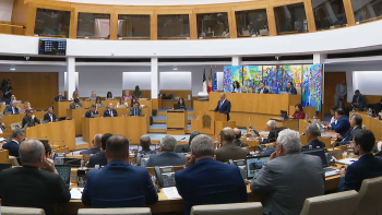 Oposição desvaloriza discurso de Bolieiro no Parlamento