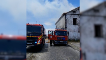 Novo foco de incêndio na antiga esquadra da Ribeira Grande