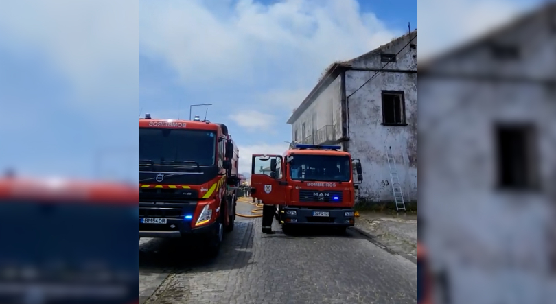 Novo foco de incêndio na antiga esquadra da Ribeira Grande
